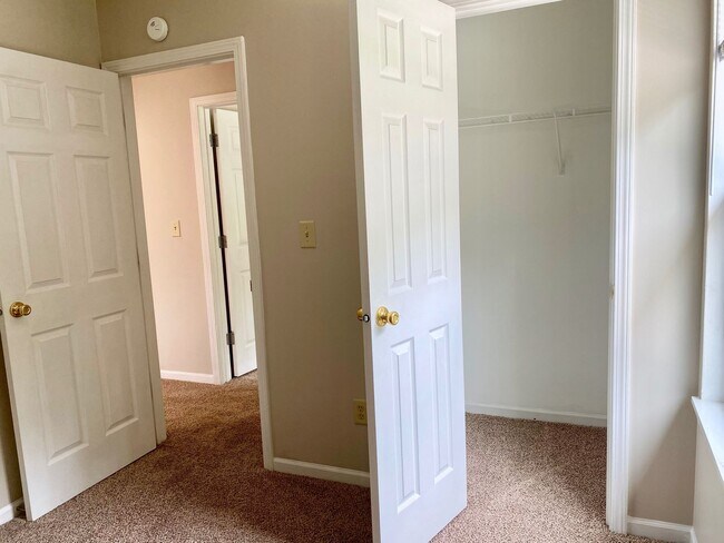 Building Photo - COMING SOON!! Great 3 Bedroom 2 Bathroom R...