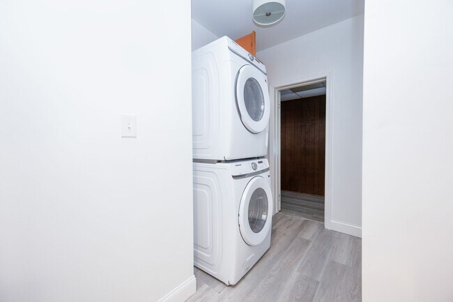 Building Photo - Coolidge Corner Area, In-Unit Washer and dryer, Eat-in Kitchen, Central Heat/AC, Parking is Avail...