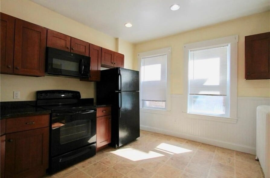 Kitchen - 23 Bedlow Ave