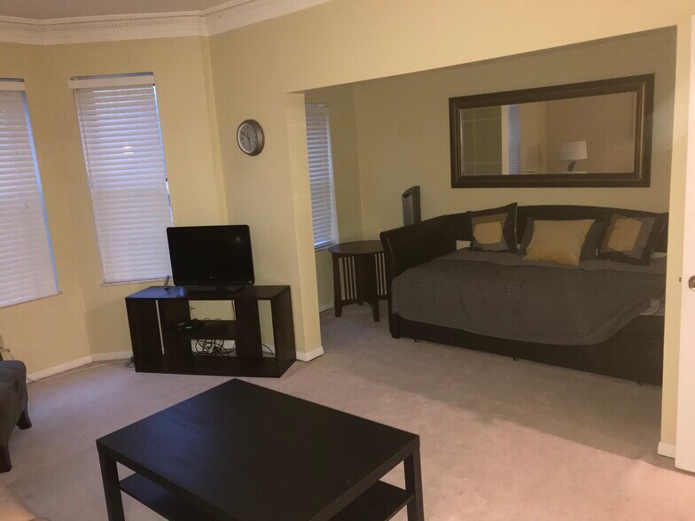 Daybed w/ trundle for guests - 4500 McPherson Ave