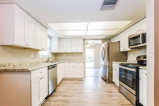 Building Photo - 1005 Park Dr