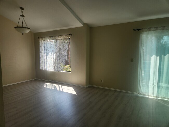 Building Photo - 1208 Roswell Ave