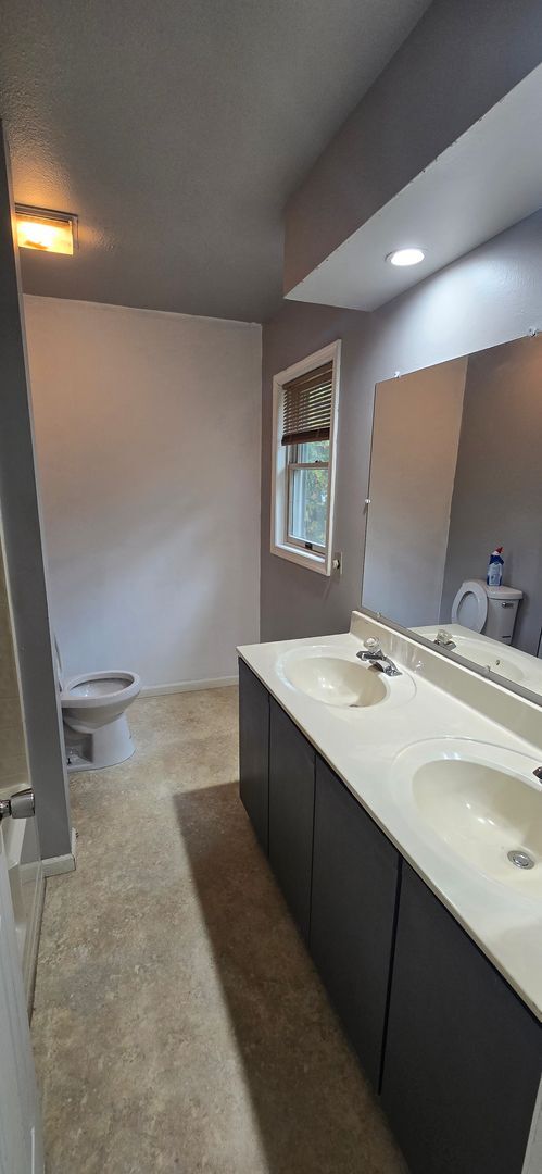 Building Photo - Amazing 3 bedroom in Henryville