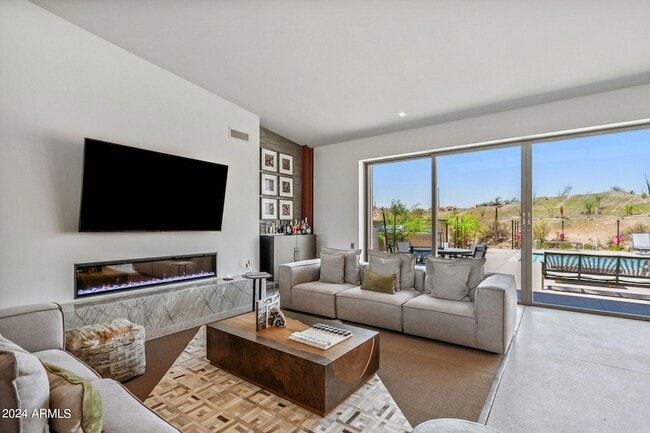 Building Photo - 15212 N Sandy Blf Rd