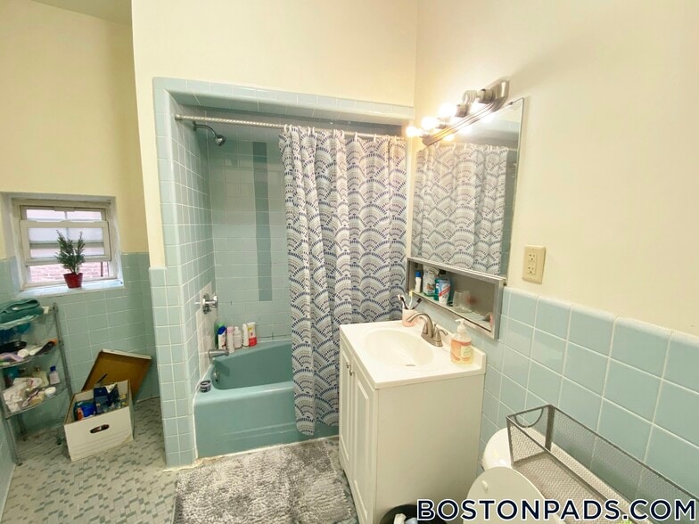 Building Photo - 1232 Beacon St