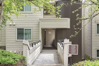 Building Photo - Spacious 1 Bedroom 1 Bath in Redmond!