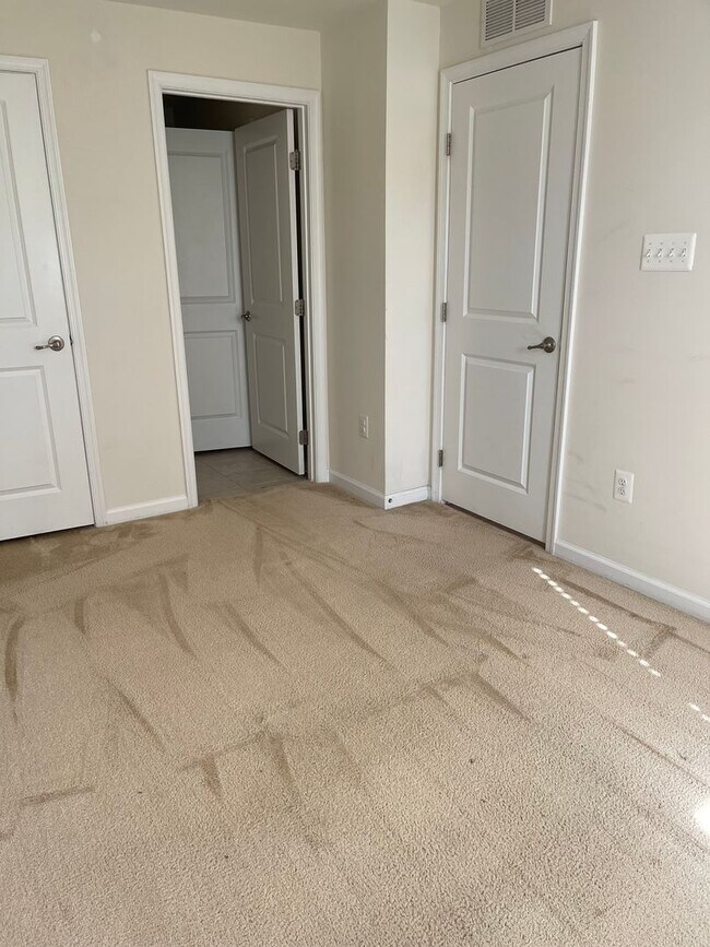 Building Photo - THREE LEVEL TOWNHOUSE WITH 2 CAR GARAGE