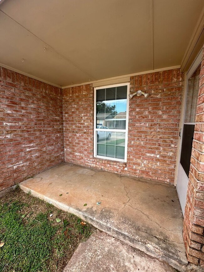 Building Photo - 2 Bedroom 1.5 Bath