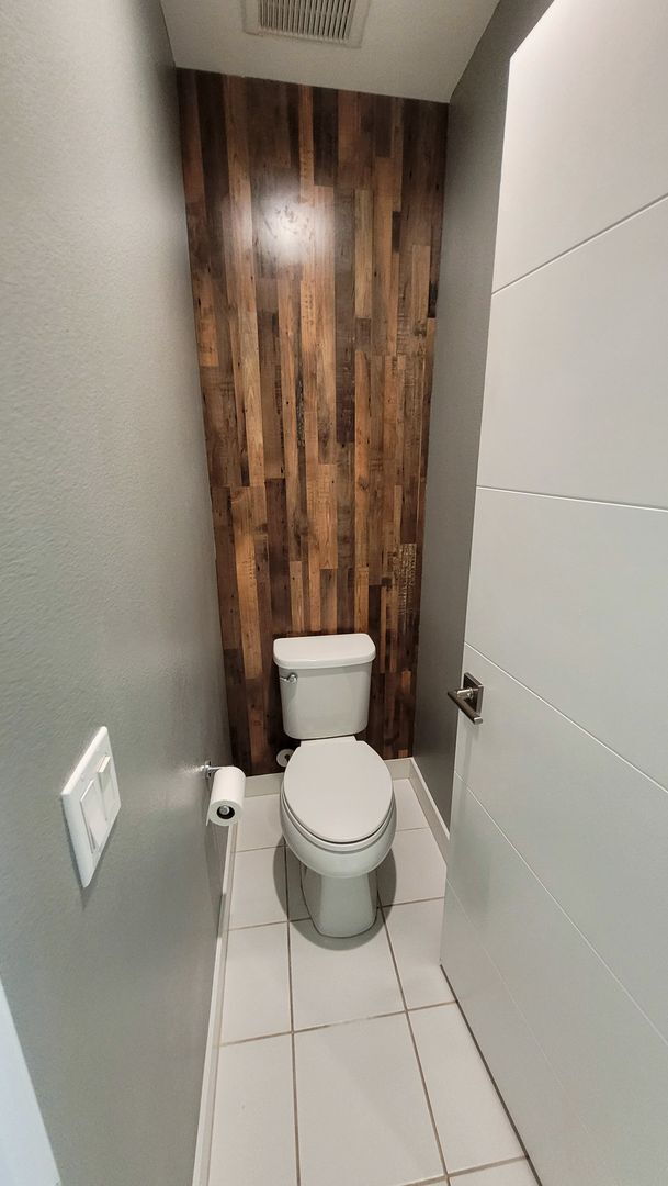 Building Photo - Abailable! Modern Tri-Level Smart Townhome...