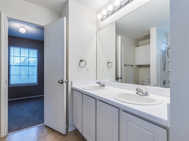 Building Photo - 221 Carriage Way