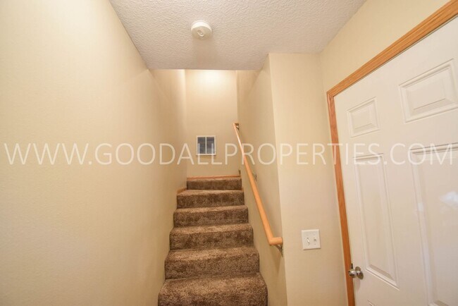 Building Photo - 2 Bedroom, 2 1/2 Bath Townhome in Urbandale!
