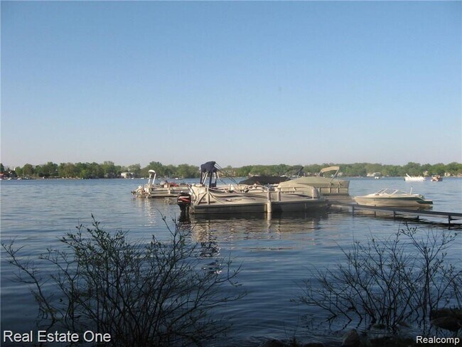 Building Photo - 44700 Bayview Dr