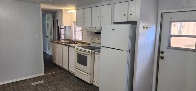 Building Photo - 18 Forest Dr