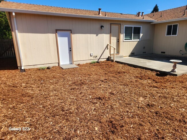 Building Photo - Bright and Cheery 4 bedroom, 2 bathroom ho...