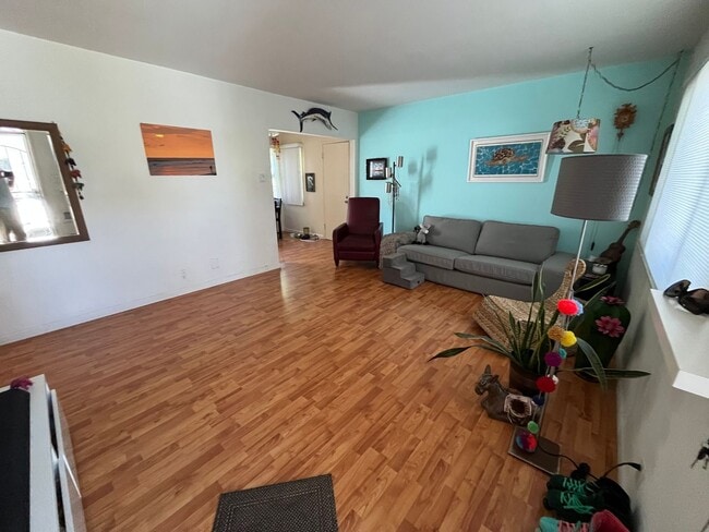 Building Photo - 2 bedroom- Located only 6 blocks to the be...