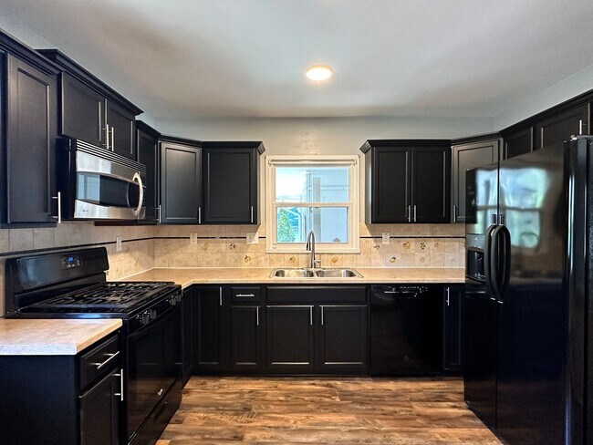 Building Photo - 3 bedroom 2 bath home in a great area filled with tons of extras you will LOVE!