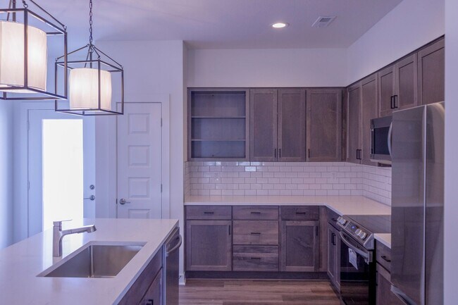 Building Photo - Gorgeous 3 Bedroom 3 Bathroom in Spring Hi...