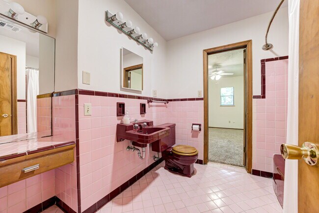 Building Photo - 600 S Flood Ave