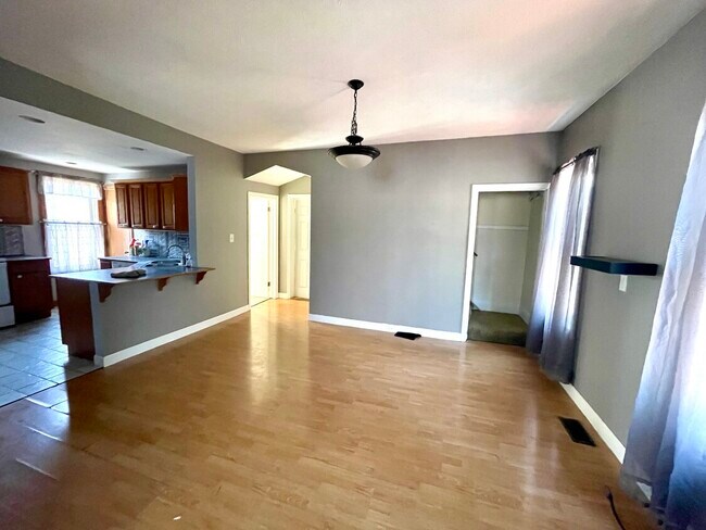 Building Photo - 272 E 15th St