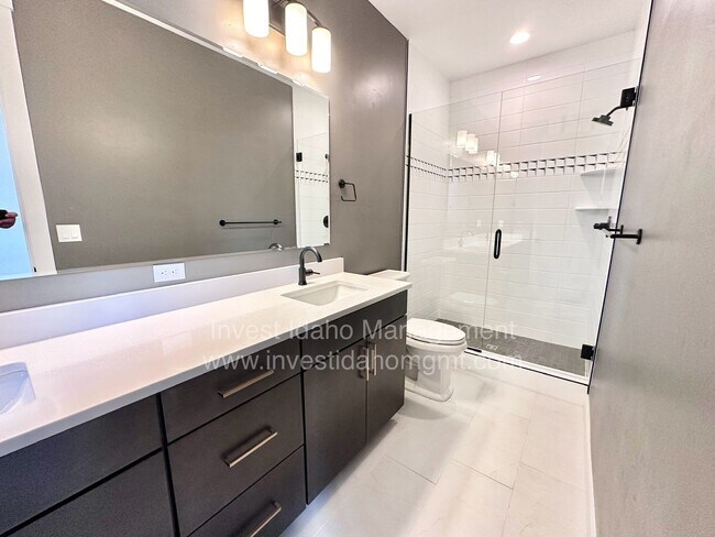 Building Photo - Luxury Living in the Heart of Star, ID – Gated Townhome with High-End Finishes