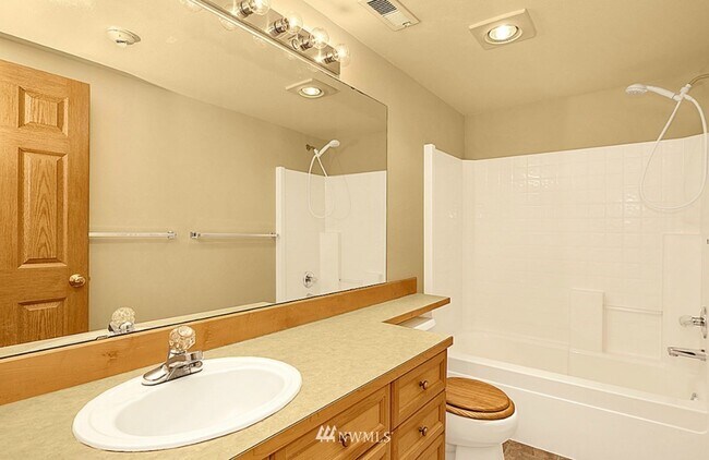 Building Photo - 18641 NE 55th Way