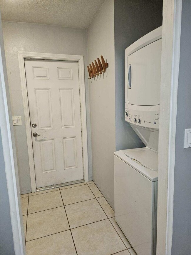 Building Photo - BEAUTIFUL 4 BEDROOM 2 BATH HOME IN THE BEA...