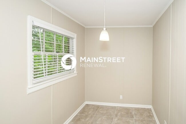 Building Photo - 5 Bedroom Pet-Friendly Home in Center Poin...