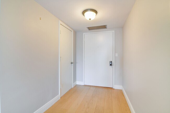 Building Photo - 2100 S Ocean Ln