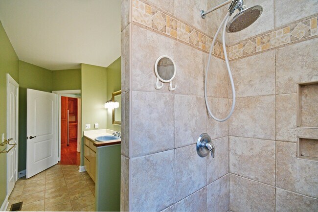 Building Photo - 400 Sunward Path