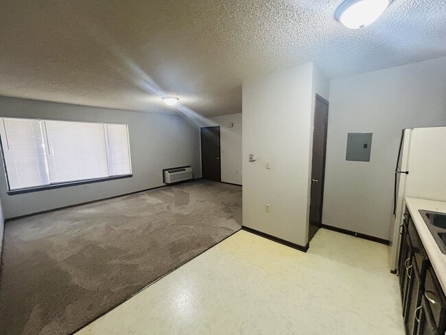 Building Photo - 2619 W 15th St N