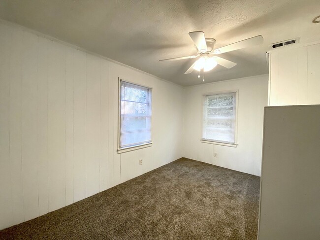 Building Photo - 3 BD/ 1BA Hidden Gem!