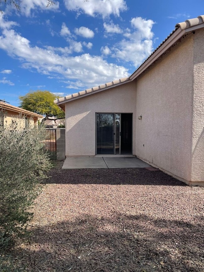 Building Photo - Large 3 Bedroom! Master Bedroom w/ Sitting Room!