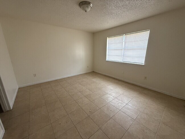 Building Photo - Cozy 1-Bed: Prime Location Near Seminole Fire Station