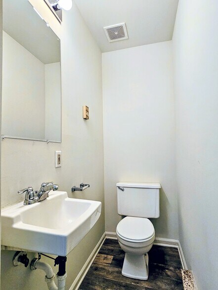 Building Photo - 205 Riverview Dr