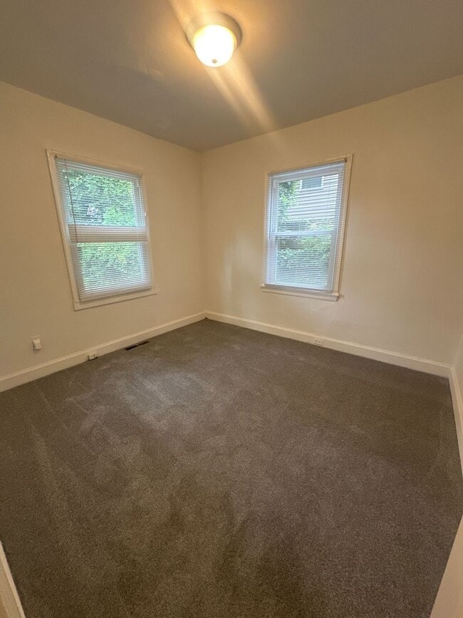 Building Photo - 3 Bedroom Single Family Home