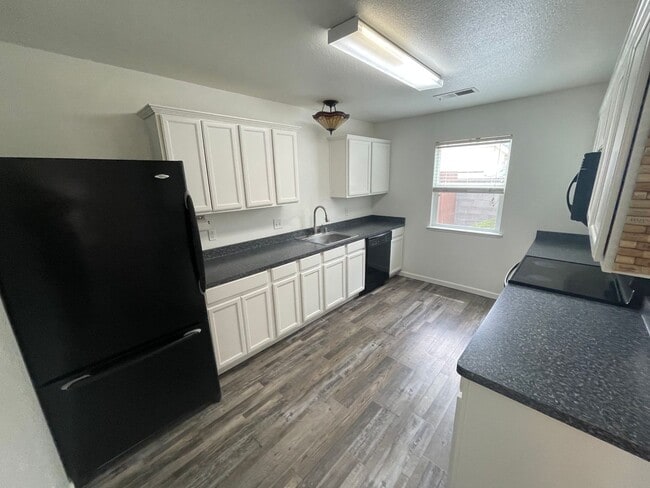 Building Photo - Updated 3 Bed 2 Bath Townhome Located at H...