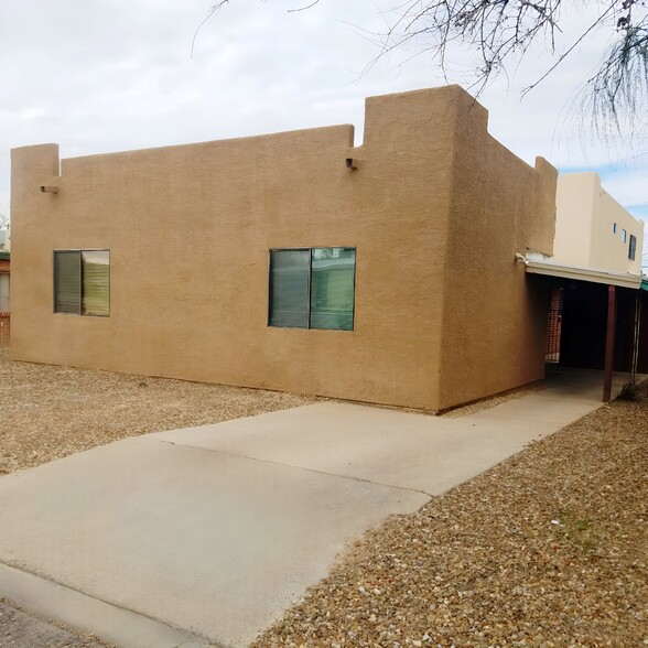 Building Photo - 221 E Elm St