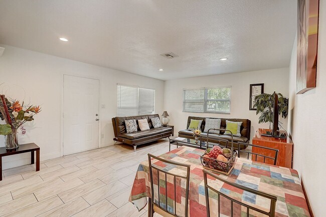 Building Photo - 628-628 S Osprey Ave