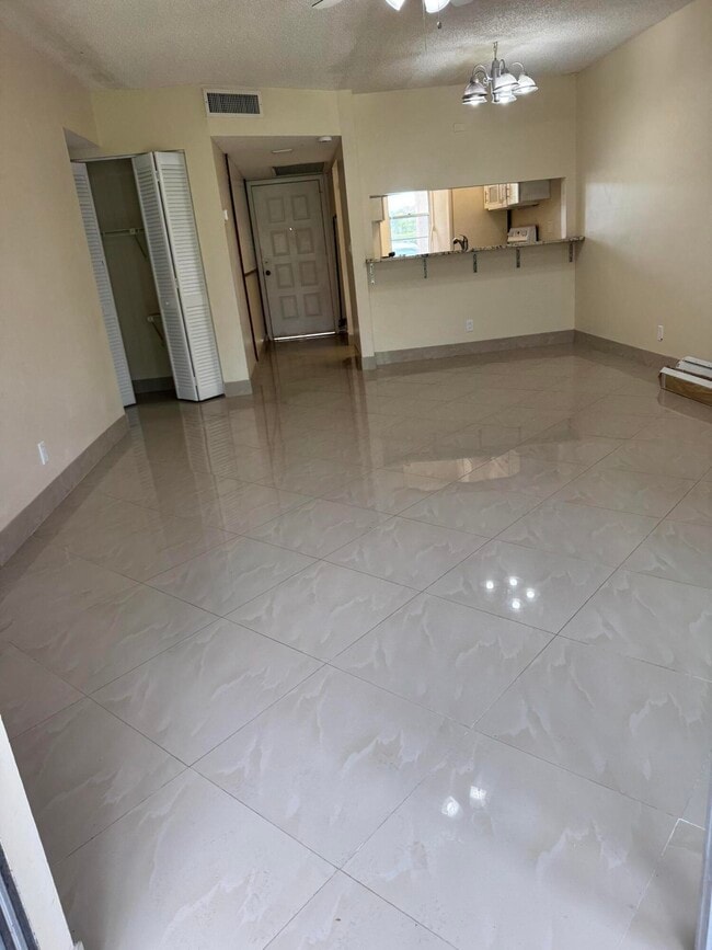 Building Photo - 9921 Three Lakes Cir