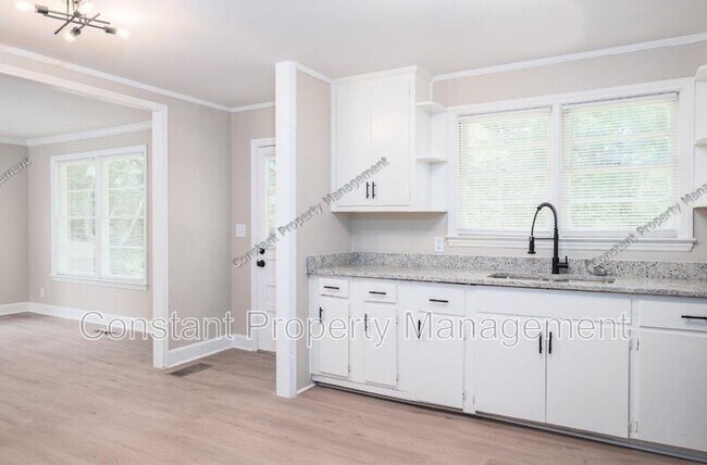 Building Photo - 489 Forest Ave