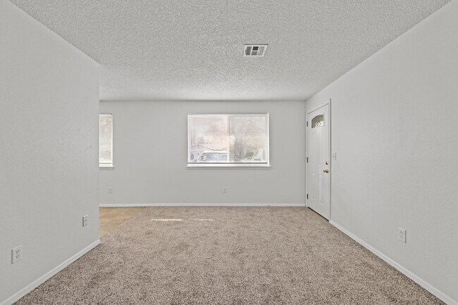 Building Photo - Charming townhome centrally located with great access to the Greenbelt and BSU!