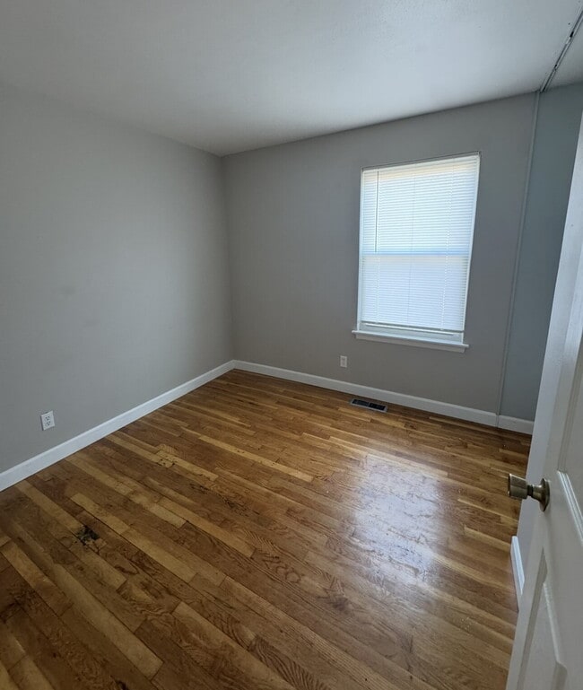 Building Photo - Welcome Home to Desirable Fenton!