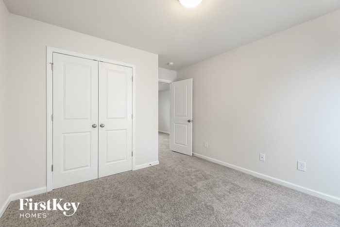 Building Photo - 586 Hillpark Ln