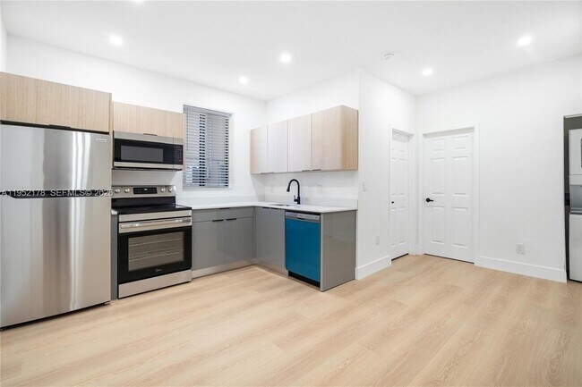 Building Photo - 629 SW 10th Ave