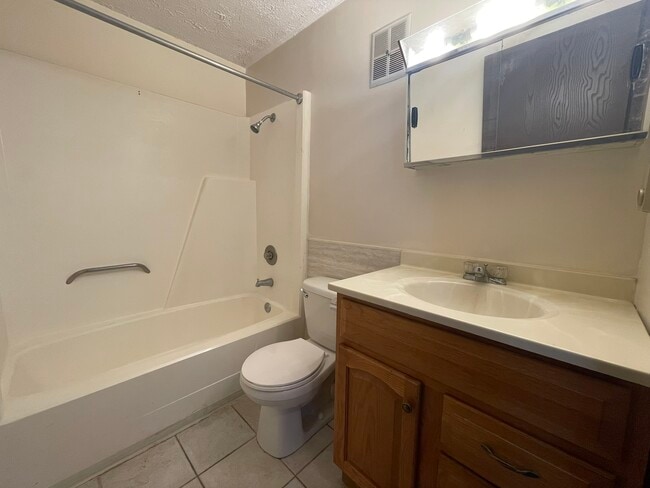 Building Photo - 407 Parker St