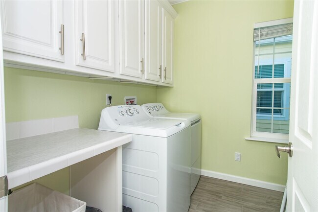 Building Photo - 375 NE Wharf Way