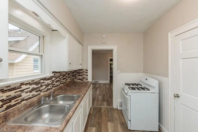 Building Photo - 3318 W 94th St