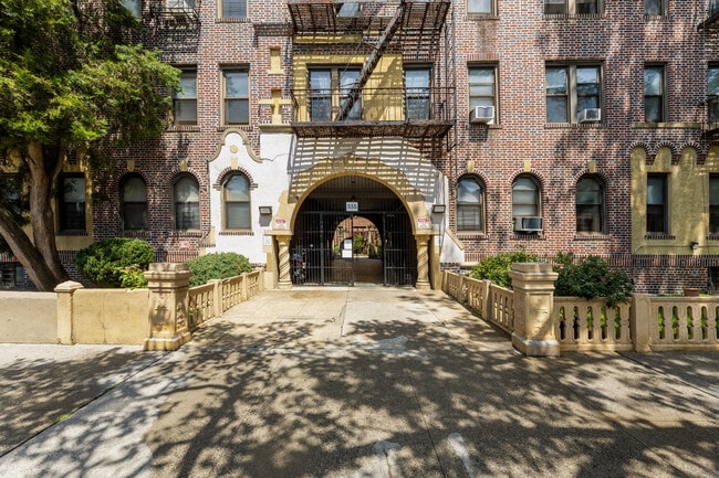 Building Photo - 555 Ovington Ave