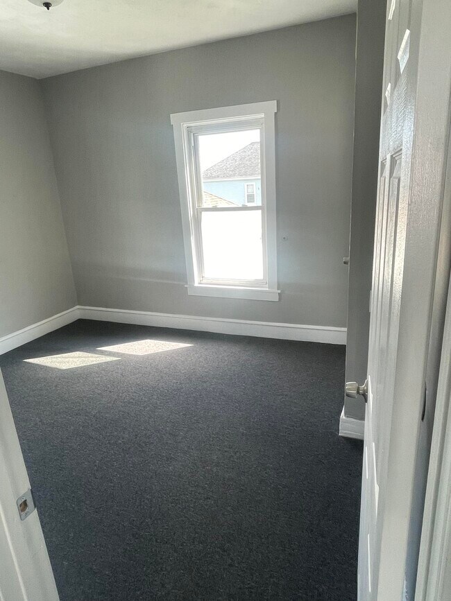 Building Photo - 17 Canonicus St