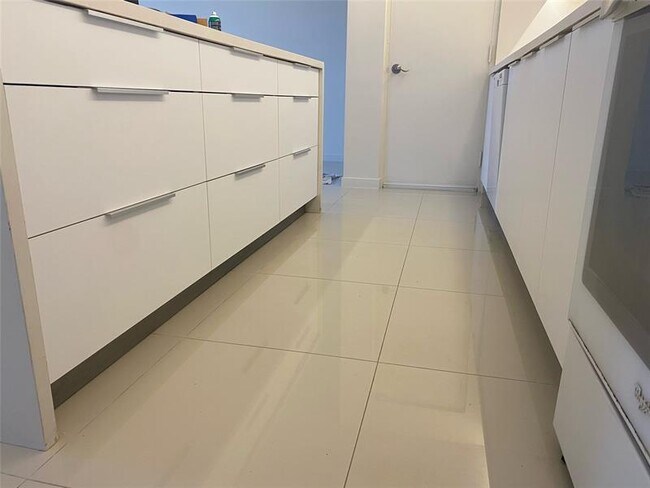 Building Photo - 2555 NE 11th St